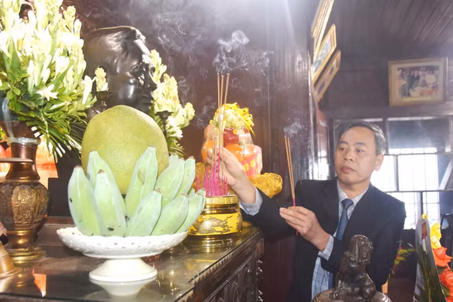 Phó Bí thư Thường trực Tỉnh ủy, Chủ tịch Hội đồng nhân dân tỉnh Quảng Trị tỉnh Nguyễn Đăng Quang dâng hương tưởng nhớ Tổng Bí thư Lê Duẩn. (Ảnh: Q.H)