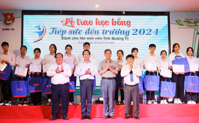 Lãnh đạo tỉnh Quảng Trị, Ban tổ chức, nhà tài trợ trao học bổng cho tân sinh viên. 
