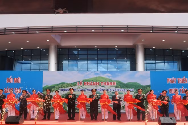 Nghi thức cắt băng khánh thành Trung tâm Công nghệ thông tin và Ngoại ngữ, thuộc Trường Đại học Thông tin liên lạc. (Ảnh: PHONG NGUYÊN)