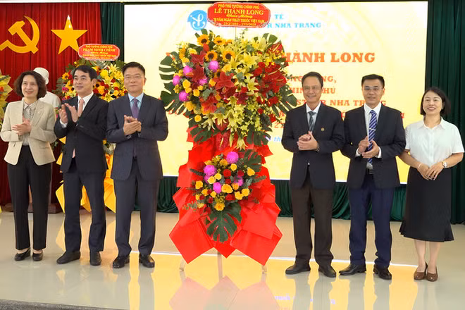 Phó Thủ tướng Chính phủ Lê Thành Long (thứ 3 từ trái qua) tặng hoa lãnh đạo Viện Pasteur Nha Trang. (Ảnh: NGỌC HÒA)