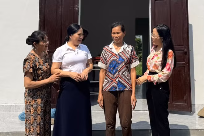 Các đồng chí lãnh đạo phường Hưng Trí (thị xã Kỳ Anh) chia sẻ niềm vui về ngôi nhà mới cùng chị Hồ Thị Hấn.