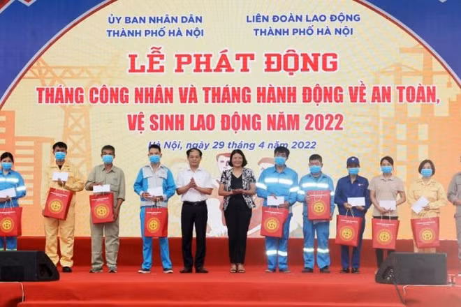Tặng quà công nhân lao động nhân Tháng Công nhân năm 2022.