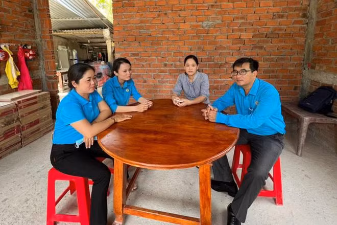 Trao tặng mái ấm Công đoàn cho người lao động ở xã Bình Hòa, huyện Giồng Trôm, Bến Tre. (Ảnh: Hoàng Trung)