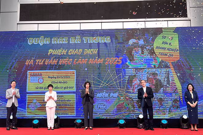 Phiên giao dịch và tư vấn việc làm quận Hai Bà Trưng năm 2025 trong tháng 3 vừa qua. (Ảnh nhandan.vn)