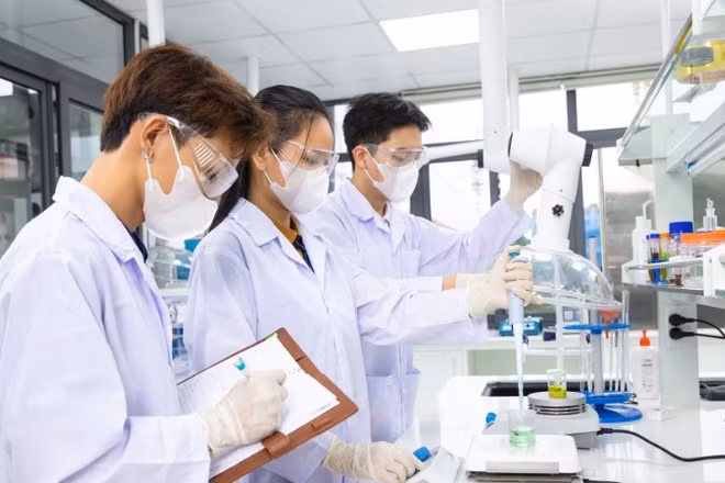 Sinh viên Trường đại học Phenikaa thực hành nghiên cứu thí nghiệm. (Ảnh: THƠM VŨ)