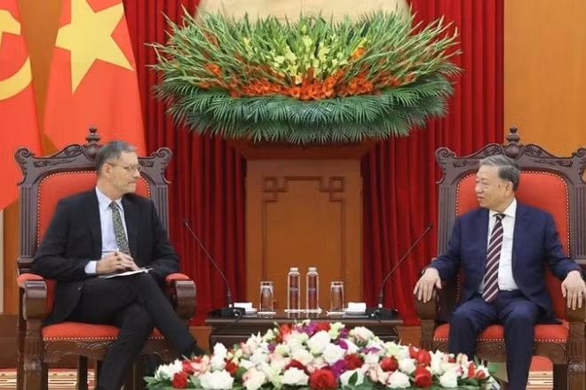 Tổng Bí thư Tô Lâm tiếp Đại sứ Pháp tại Việt Nam Olivier Brochet. (Ảnh: Thống Nhất/TTXVN)