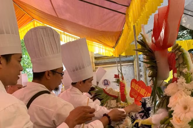 Đông đảo đầu bếp cả nước hướng về ngày lễ dâng hương hằng năm tưởng nhớ Hoàng tử Lang Liêu, người đã sáng tạo ra bánh chưng, bánh giầy.
