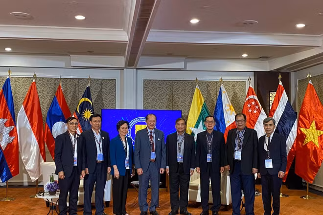 Chủ tịch và 2 Phó Chủ tịch Hội Cựu Chiến binh Philippines đón đoàn đại biểu Hội Cựu Chiến binh Việt Nam.