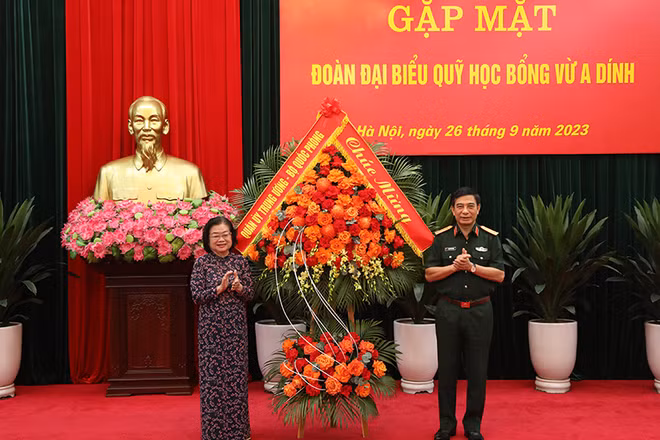 Đại tướng Phan Văn Giang trao lẵng hoa tặng Quỹ học bổng Vừ A Dính.