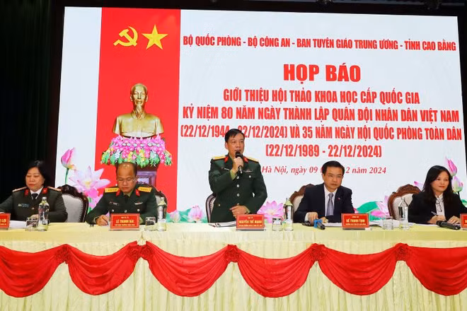 Đại tá Nguyễn Thế Mạnh, Phó Cục trưởng Cục Tuyên huấn, Tổng cục Chính trị Quân đội nhân dân Việt Nam phát biểu tại buổi họp báo. 
