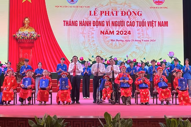 Phó Thủ tướng Chính phủ cùng Lê Thành Long cùng các đồng chí lãnh đạo Hội Người cao tuổi Việt Nam, lãnh đạo tỉnh Hải Dương tặng quà các cụ thượng thọ 100 tuổi .