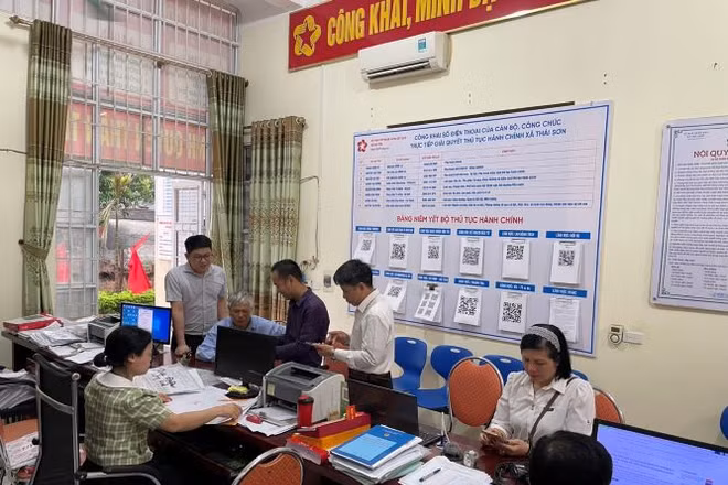 Hướng dẫn người dân quét mã QR tại xã Thái Sơn, huyện Hiệp Hòa, Bắc Giang.