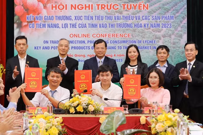 Các đại biểu ký kết xuất khẩu vải thiều sang Mỹ tại điểm cầu Bắc Giang.