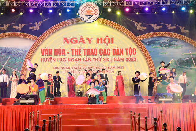 Chương trình nghệ thuật khai mạc ngày hội.