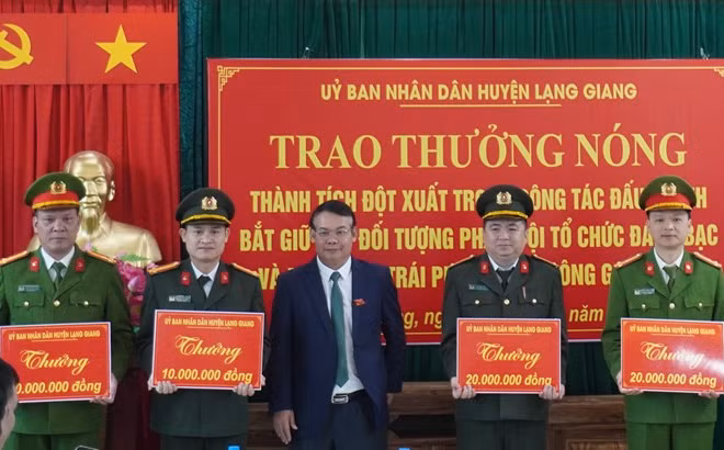 Đại diện các đơn vị tham gia phá án đón nhận thưởng nóng của Chủ tịch Ủy ban nhân dân huyện Lạng Giang.