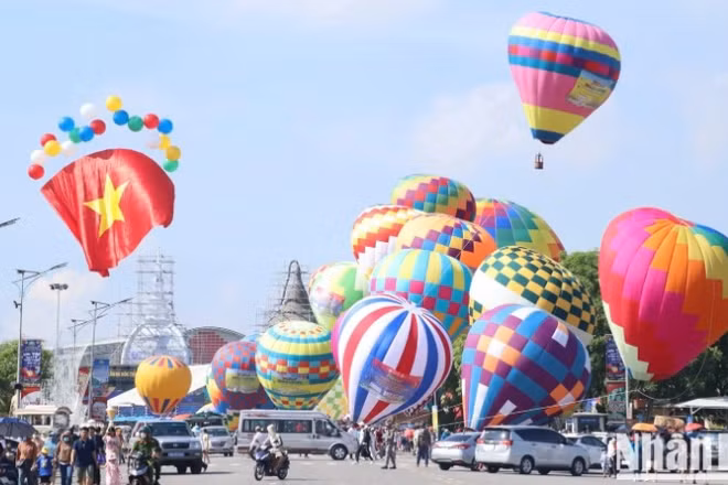 Festival quy tụ 50 khinh khí cầu tượng trưng cho 50 năm Giải phóng miền nam, thống nhất đất nước. 