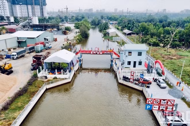 Cống ngăn triều rạch Cầu Sập nhìn từ trên cao.