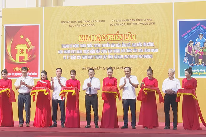 Các đại biểu cắt băng khai mạc triển lãm.