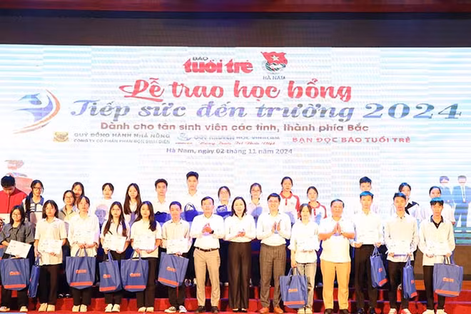 Các đồng chí lãnh đạo tỉnh Hà Nam và nhà tài trợ trao học bổng "Tiếp sức đến trường" cho các tân sinh viên tại chương trình.