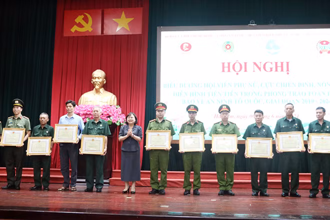 Đồng chí Lê Thị Thanh Hà, Trưởng Ban Tuyên giáo Tỉnh ủy Hà Nam trao Bằng khen của Chủ tịch UBND tỉnh cho các tập thể, cá nhân có nhiều thành tích trong phong trào bảo vệ an ninh Tổ quốc.