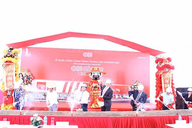 Các đồng chí lãnh đạo tỉnh và đại diện chủ đầu tư dự án thực hiện nghi lễ khởi công xây dựng Dự án.