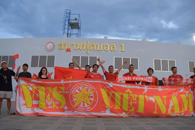Các cổ động viên Việt Nam tại sân Rayong của Thái Lan. (Ảnh: ĐINH TRƯỜNG)