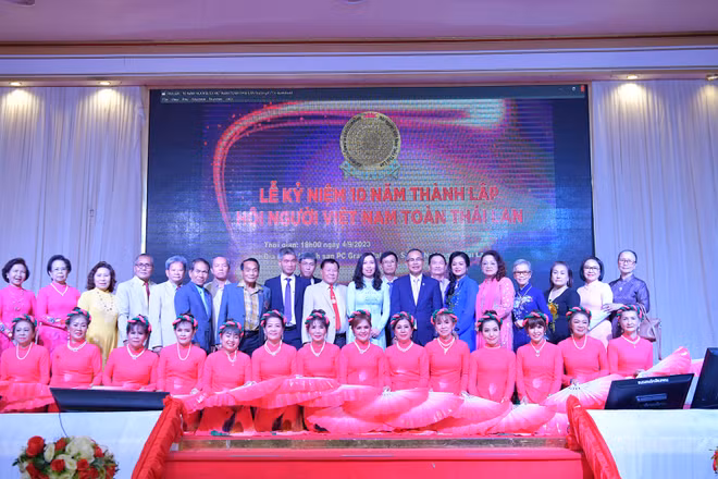 Các đại biểu tham dự lễ kỷ niệm 10 năm thành lập Hội người Việt Nam toàn Thái Lan. (Ảnh: ĐINH TRƯỜNG)
