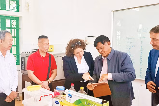 Lãnh đạo Trường cao đẳng Kinh tế và Công nghệ Nam Định làm việc với chuyên gia nước ngoài về đào tạo nghề chế biến, bảo quản thực phẩm nông sản.