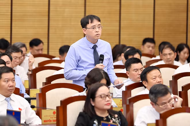 Đại biểu HĐND thành phố phát biểu tại phiên chất vấn. (Ảnh VIẾT THÀNH)