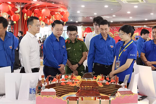 Đại biểu tham quan các sản phẩm sáng tạo của thanh niên.