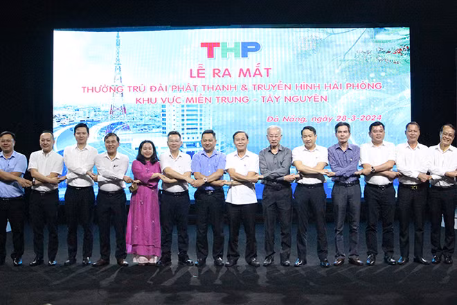 Đại diện các đơn vị, cơ quan báo chí chúc mừng THP ra mắt Thường trú Khu vực miền trung-Tây Nguyên.