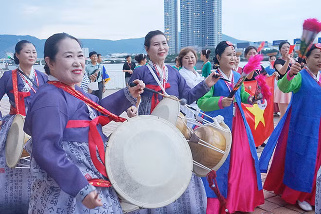 Các nghệ sĩ biểu diễn dọc khu vực đi bộ ven sông Hàn.