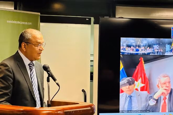 Chủ tịch Sàn chứng khoán Quốc gia Venezuela Carlos Enrique Herrera phát biểu tại Diễn đàn. (Ảnh: Đại sứ quán Việt Nam tại Venezuela)