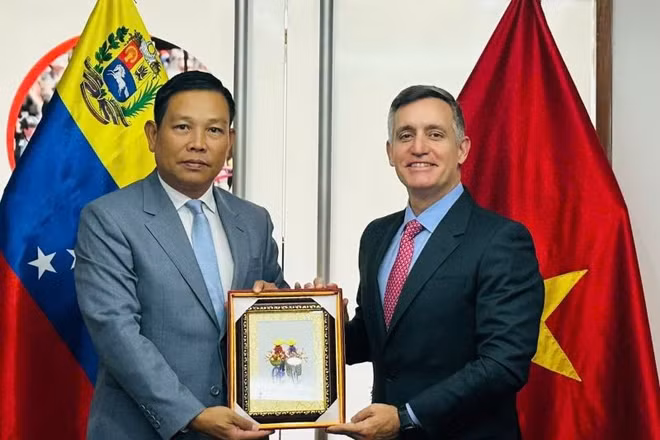 Đại sứ Vũ Trung Mỹ trao quà kỷ niệm tặng Bộ trưởng Franklin Cardillo (Ảnh: Đại sứ quán Việt Nam tại Venezuela)