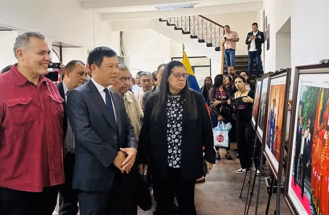 Đại sứ Vũ Trung Mỹ và các đại biểu tham quan triển lãm ảnh Việt Nam-Hồ Chí Minh. (Ảnh: Đại sứ quán Việt Nam tại Venezuela)