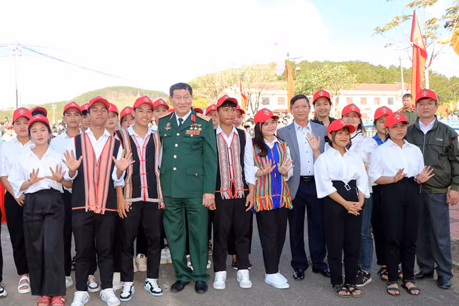Trung tướng, Anh hùng Lực lượng vũ trang nhân dân Phạm Tuân bên các học sinh xuất sắc của huyện Tu Mơ Rông.