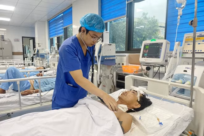 Bác sĩ theo dõi sức khỏe, chăm sóc tích cực bệnh nhân.