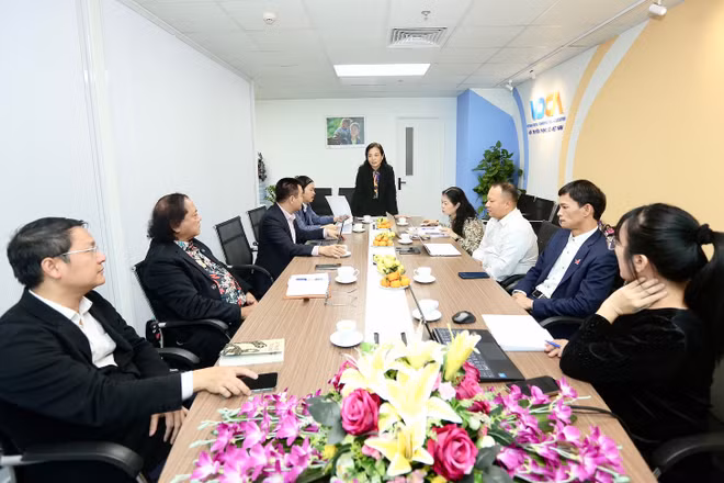 Tiến sĩ Ngô Phương Lan, Chủ tịch Hội đồng Chung khảo phát biểu trong phiên họp vòng Chung khảo. (Ảnh: Hội Truyền thông số Việt Nam) 
