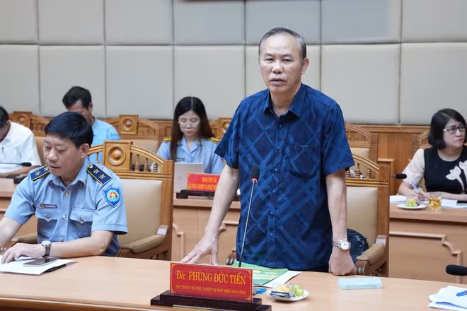 Thứ trưởng Nông nghiệp và Phát triển nông thôn, Phó Trưởng Ban Chỉ đạo quốc gia về IUU Phùng Đức Tiến phát biểu kết luận tại buổi làm việc.