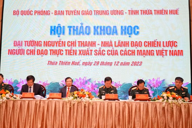 Đoàn Chủ tịch điều hành Hội thảo Đại tướng Nguyễn Chí Thanh - Nhà lãnh đạo chiến lược, người chỉ đạo thực tiễn xuất sắc của cách mạng Việt Nam.
