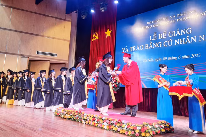 Trường đại học Sư phạm Hà Nội trao bằng cho hơn 1.300 cử nhân