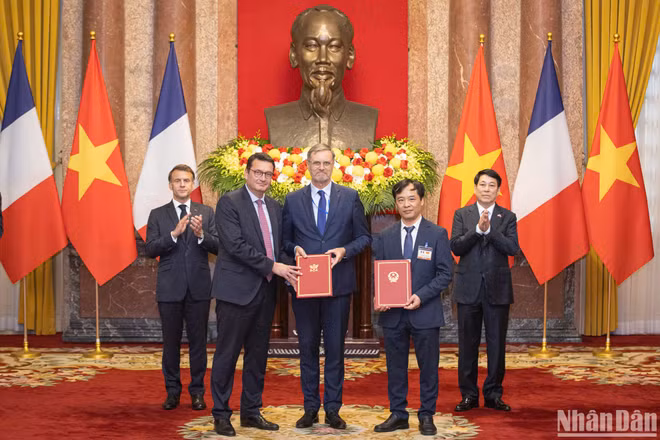 Trao văn kiện hợp tác giữa Viện Hàn lâm Khoa học và Công nghệ Việt Nam và Airbus Defense and Space cùng Trung tâm Nghiên cứu Vũ trụ quốc gia Pháp tại Phủ Chủ tịch.