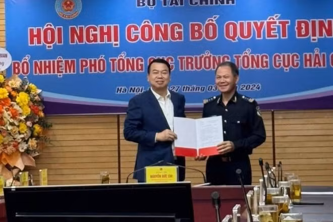 Lãnh đạo Bộ Tài chính trao Quyết định bổ nhiệm chức Phó Tổng cục trưởng Tổng cục Hải quan cho ông Đinh Ngọc Thắng.