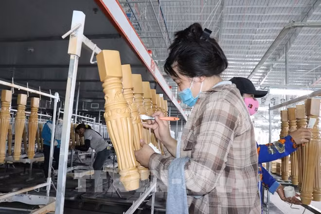 Sản xuất đồ gỗ xuất khẩu tại Công ty chế biến gỗ Triệu Phú Lộc (xã An Lập, huyện Bắc Tân Uyên, tỉnh Bình Dương.
