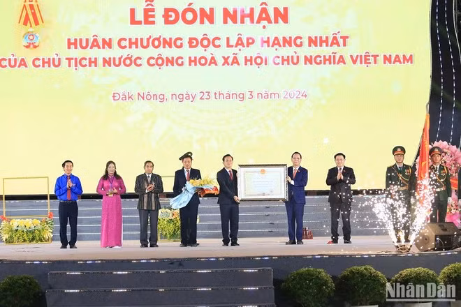 Thay mặt lãnh đạo Đảng, Nhà nước, Chủ tịch Quốc hội Vương Đình Huệ đã trao Huân chương Độc lập hạng Nhất cho Đảng bộ, chính quyền và nhân dân tỉnh Đắk Nông.