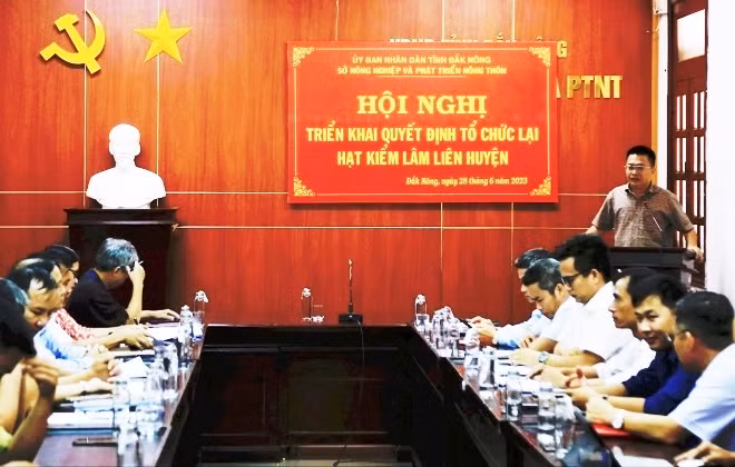 Sở Nông nghiệp và Phát triển Nông thôn tỉnh Đắk Nông tổ chức công bố Quyết định của Ủy ban nhân dân tỉnh Đắk Nông về tổ chức lại hạt kiểm lâm liên huyện.