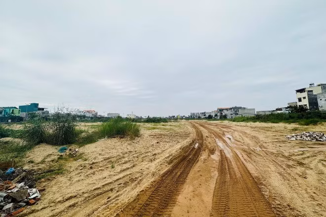 Dự án Khu dân cư Thống Nhất kết hợp chỉnh trang đô thị xã Tịnh Ấn Tây, thành phố Quảng Ngãi do Công ty cổ phần Đầu tư và phát triển hạ tầng 179 đầu tư dự kiến hoàn thành cuối năm 2020 nhưng đến nay vẫn dang dở. 