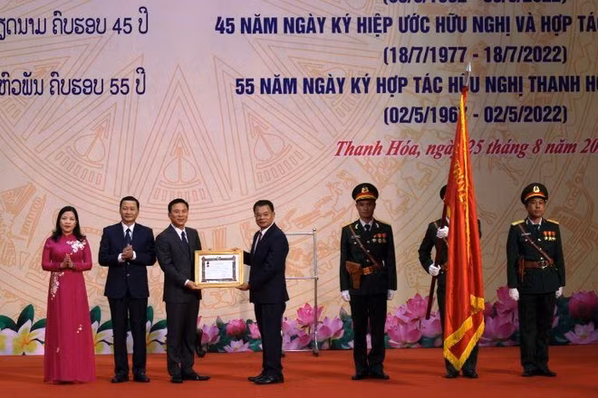 Thừa ủy quyền của Thủ tướng Lào, Bí thư, Tỉnh trưởng Hủa Phăn trao Huân chương phát triển hạng nhất cho tỉnh Thanh Hóa.