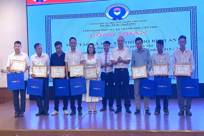 Liên minh Hợp tác xã thành phố Cần Thơ trao chứng nhận hợp tác xã, tổ hợp tác điển hình tiên tiến giai đoạn 2019-2022.