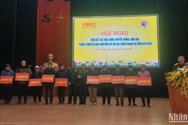 Trung tâm Hành động bom mìn quốc gia Việt Nam hỗ trợ gia đình nạn nhân bị tai nạn bom mìn tại tỉnh Cao Bằng.